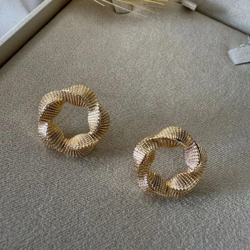 Brinco Torcido com Textura - Banhado a Ouro  18K