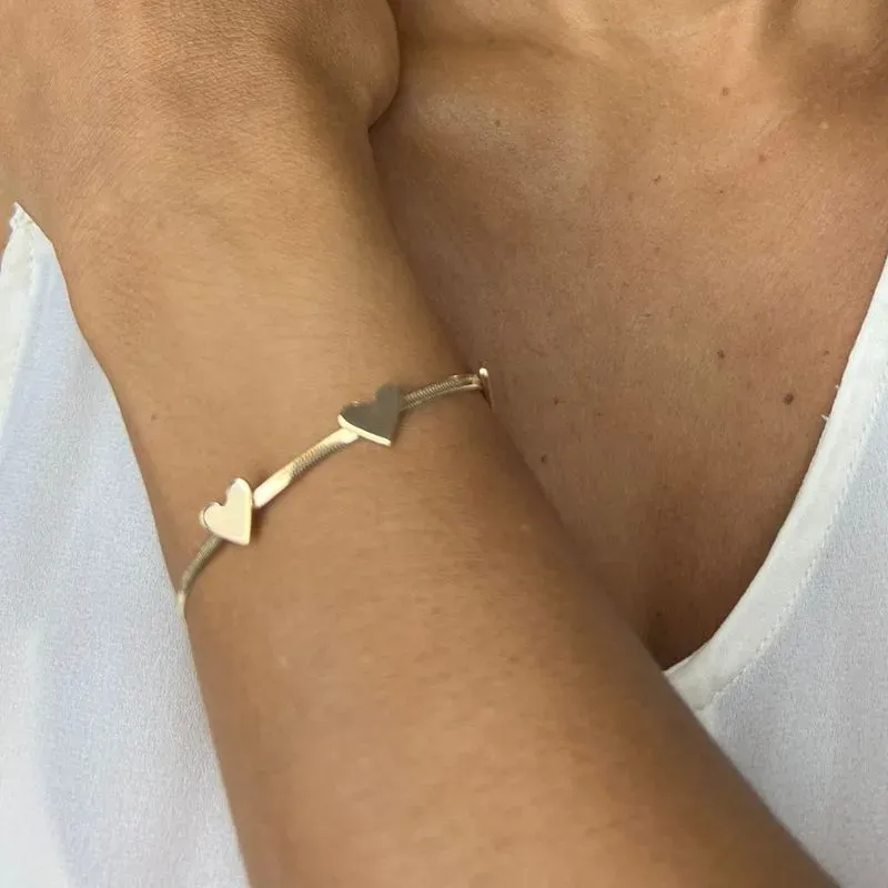 Pulseira Fita com Corações Chapeados - Banhado a Ouro 18k