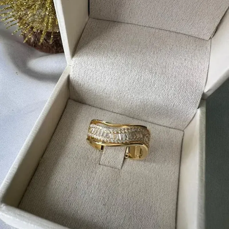 Anel Onda Cravejado Baguetes - Banhado a  Ouro 18K