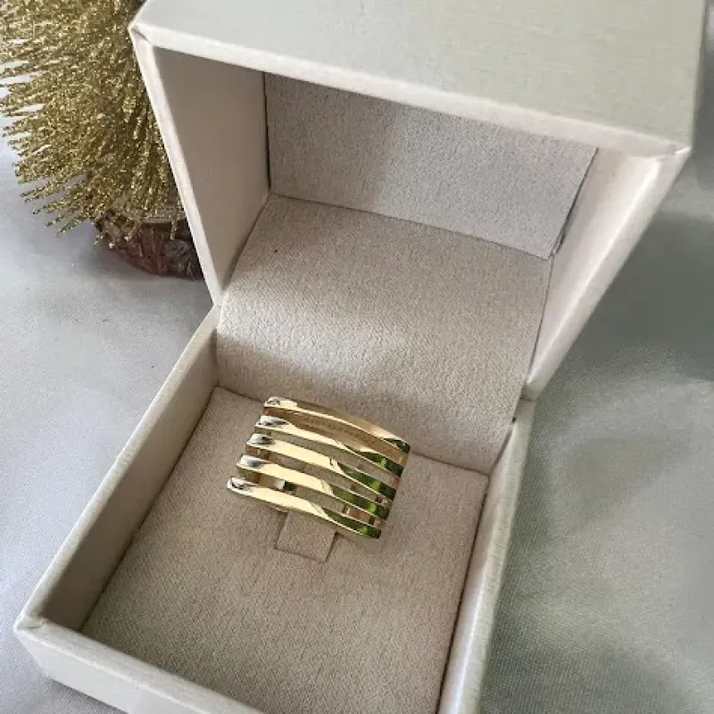 Anel Retangular Detalhes Vazados - Banhado em Ouro 18k
