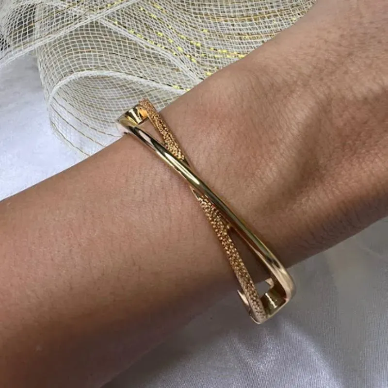Bracelete Entrelaçado Liso e Textura - Banhado em Verniz Italiano