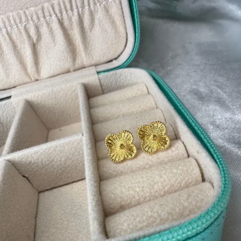 Brinco Trevo Pequeno - Banhado a Ouro 18k