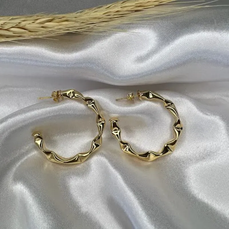 Brinco Argola Ondulada - Banhada a Ouro 18K