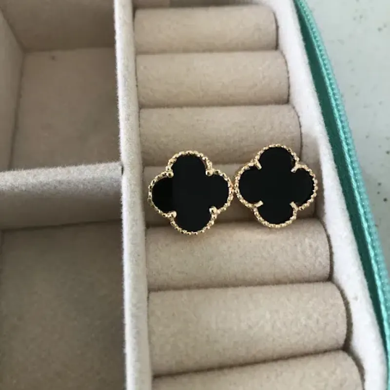 Brinco Trevo de Quatro Folhas Preto - Banhado a Ouro 18k