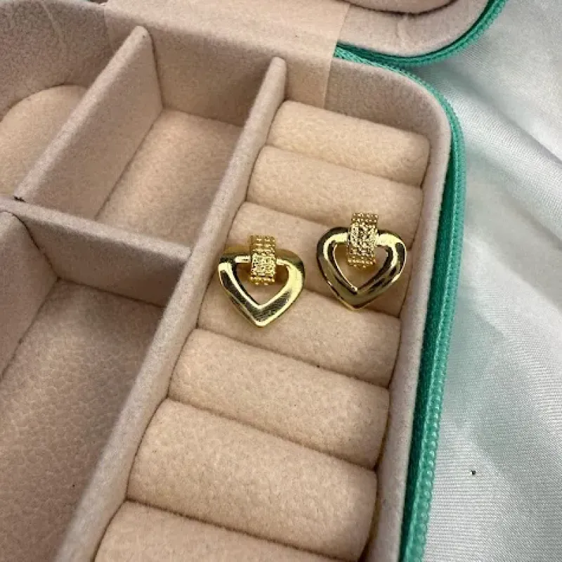Brinco Coração Vazado - Banhado a Ouro 18K