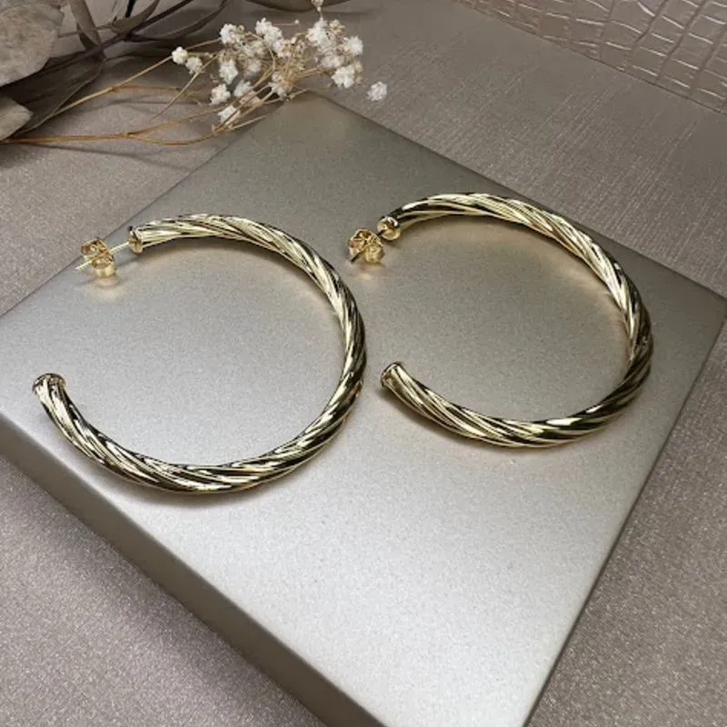 Brinco de  Argola Grande Torcida - Banhado a Ouro 18K