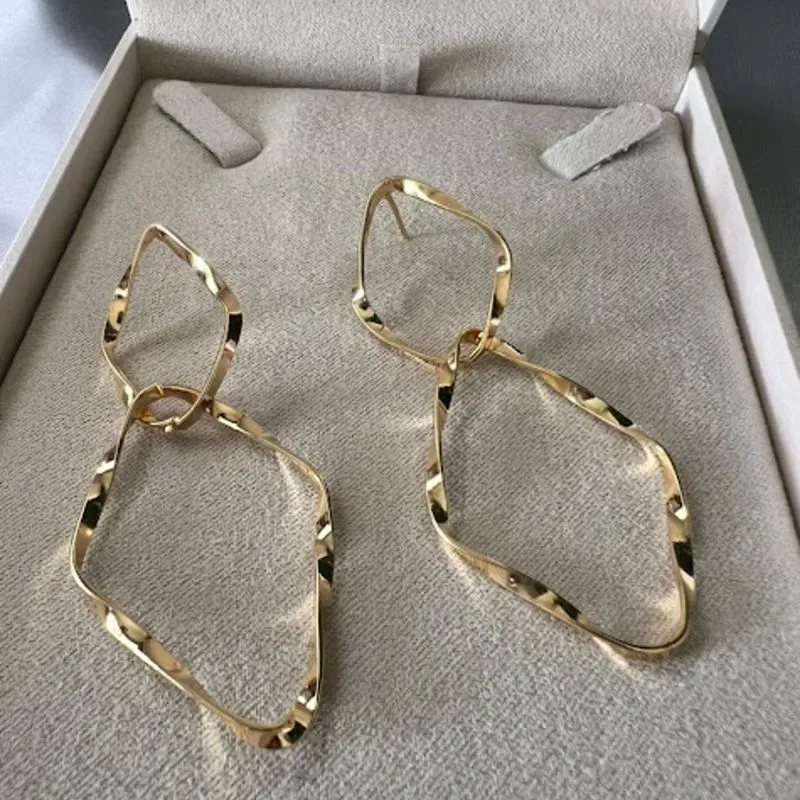 Brinco Geométrico Torcido Grande - Banhado a Ouro 18K