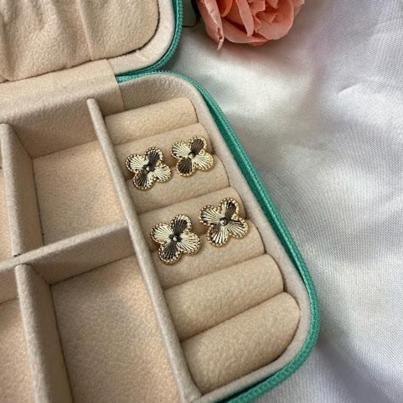 Brinco Trevo com Textura Médio (Par) - Banhado a Ouro 18K