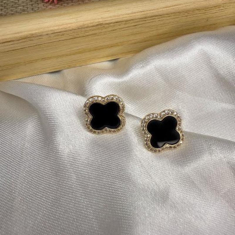 Brinco Trevo com Zircônias Preto - Banhado a Ouro 18K