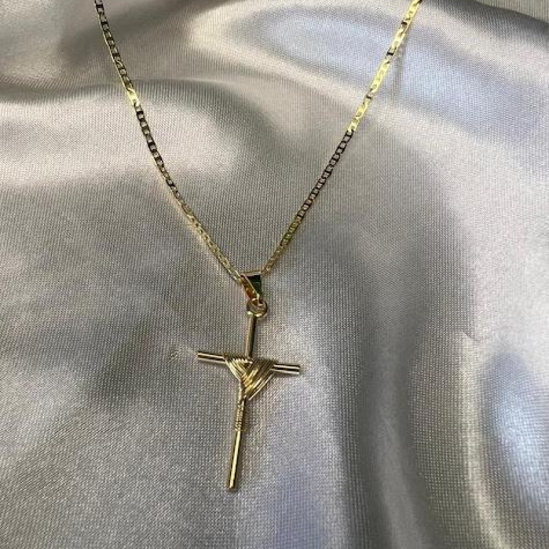 Pingente Cruz Palito Com Manto - Banhado a Ouro 18K