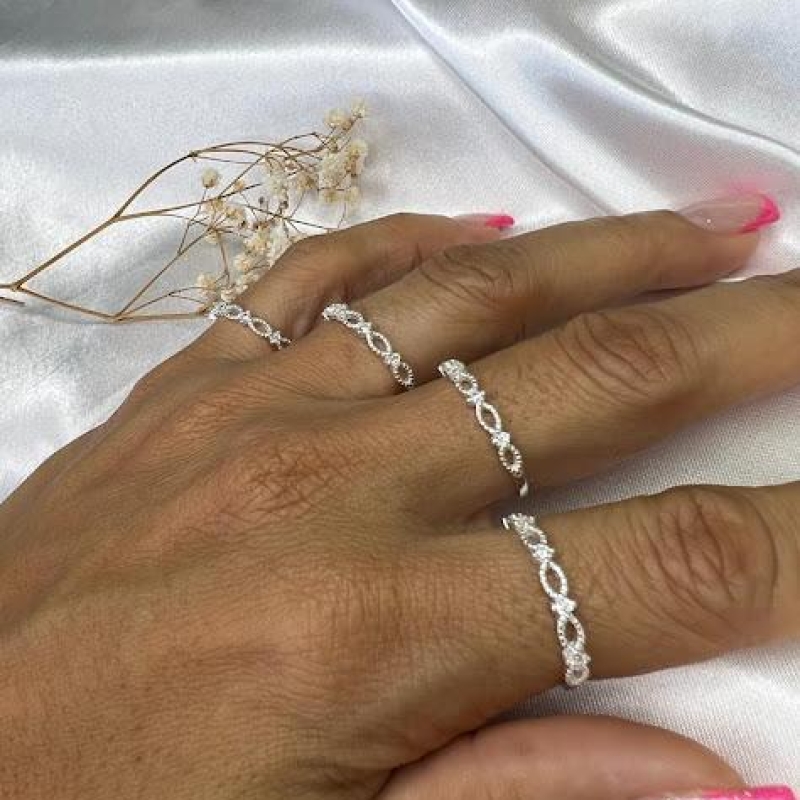 Anel de Elos Vazados com Pedra de Zircônia (Und) - Prata 925