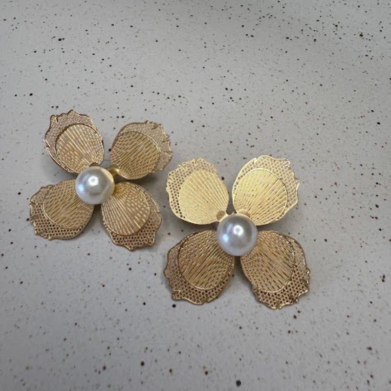 Brinco Flor 4 Pétalas e Pérola - Banhado em Ouro 18k