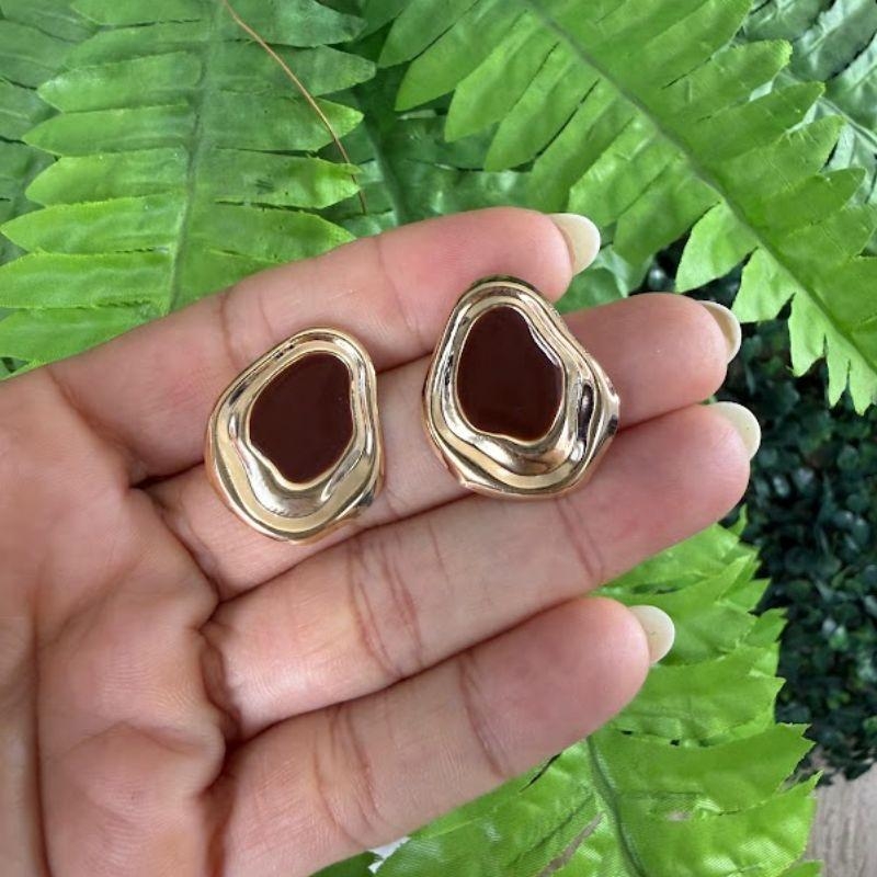 Brinco Orgânico Resina Marrom - Banhado em Ouro 18k
