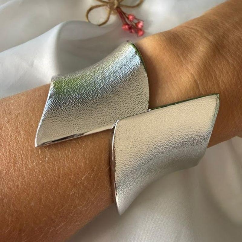 Bracelete Geométrico Texturizado Prateado - Banho em Ródio