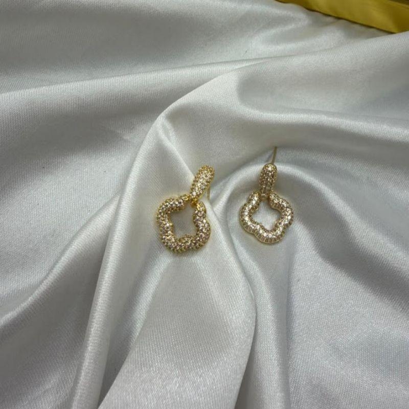 Brinco Trevo Cravejado Zircônias - Banhado a Ouro 18k