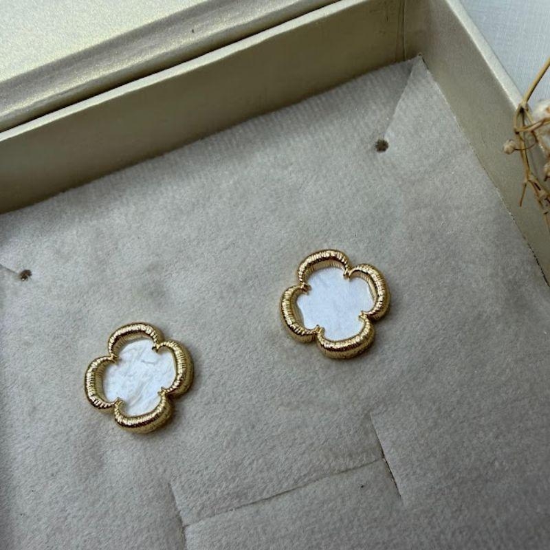 Brinco Trevo Resina Cintilante - Banhado a Ouro 18k