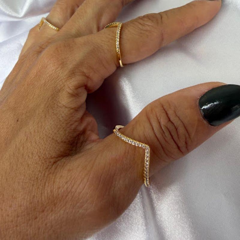 Anel em V Cravejado com Zircônias (und) - Banhado a Ouro 18k
