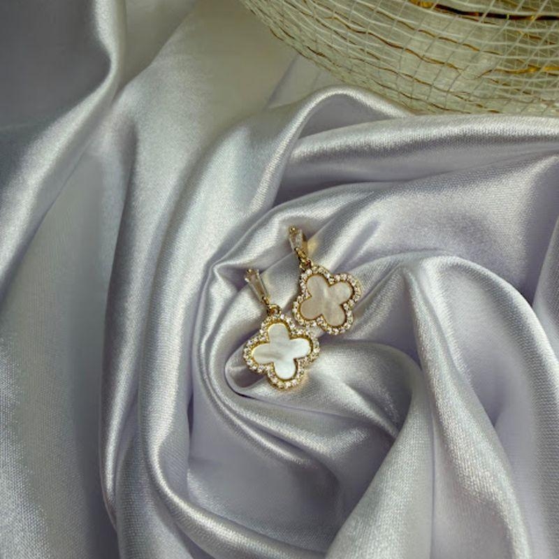 Brinco Trevo Madrepérola - Banhado a Ouro 18k