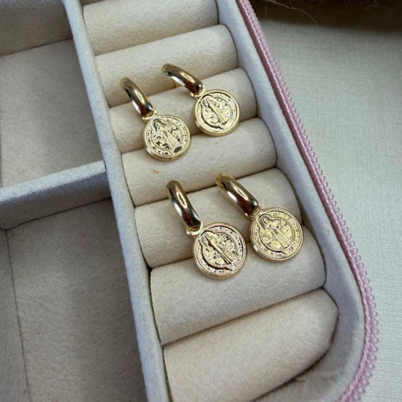Brinco Com Medalha De São Bento  (Par) - Banhado a Ouro 18k