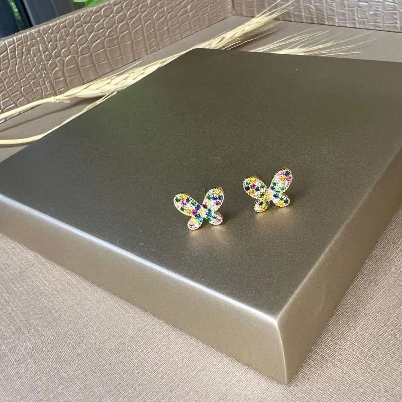 Brinco Borboleta Cravejada Zircônias Coloridas - Banhado a Ouro 18K