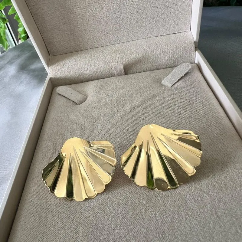Brinco Concha Dourado - Banhado a Ouro 18K