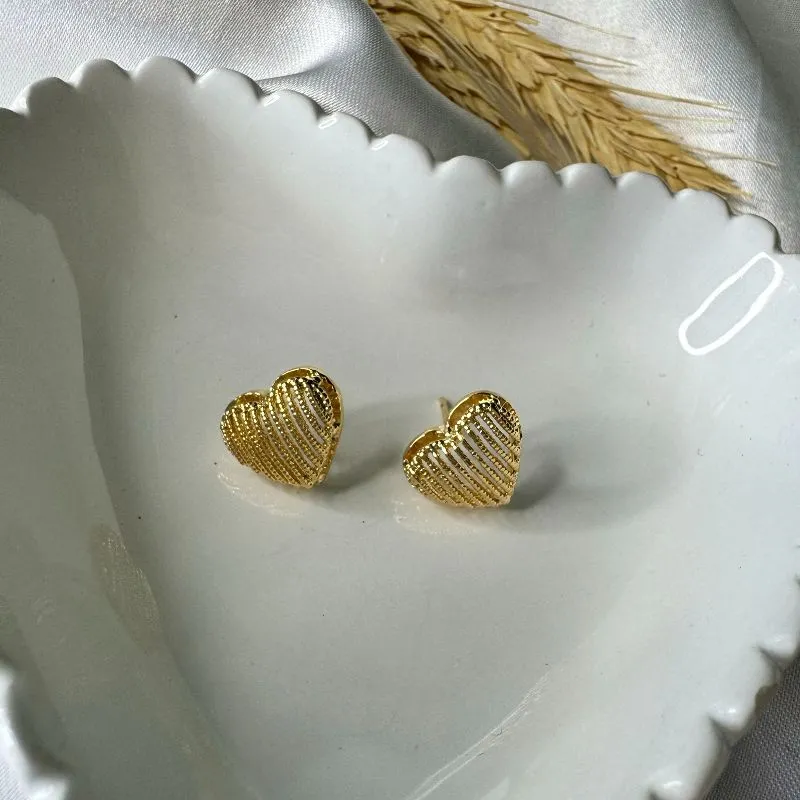 Brinco Coração Texturizado e Vazado - Banhado a Ouro 18K