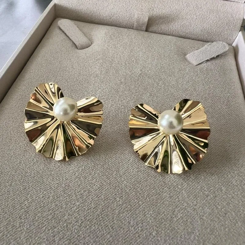 Brinco Flor com Pérola - Banhado a Ouro 18K