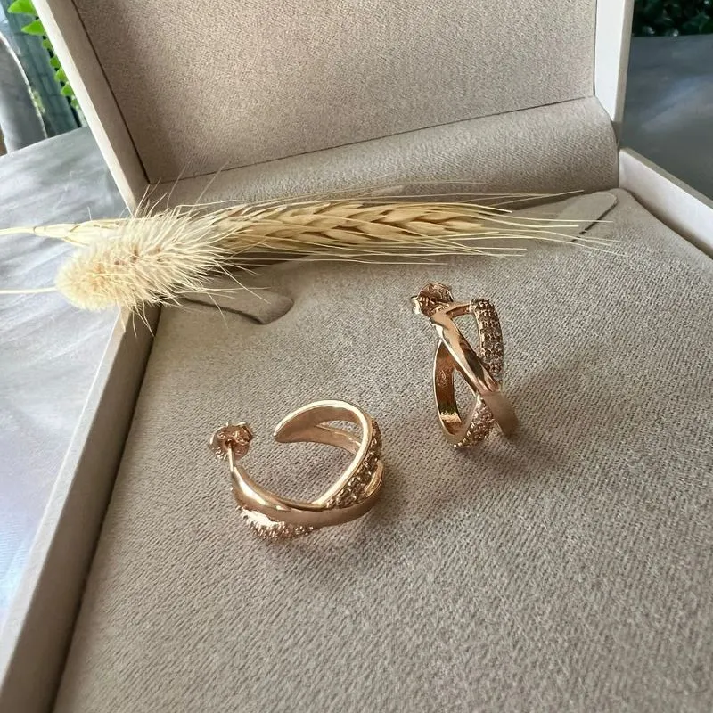 Brinco Semi Argola Cruzada 2 Fileiras Zircônias - Banhado a Ouro 18K