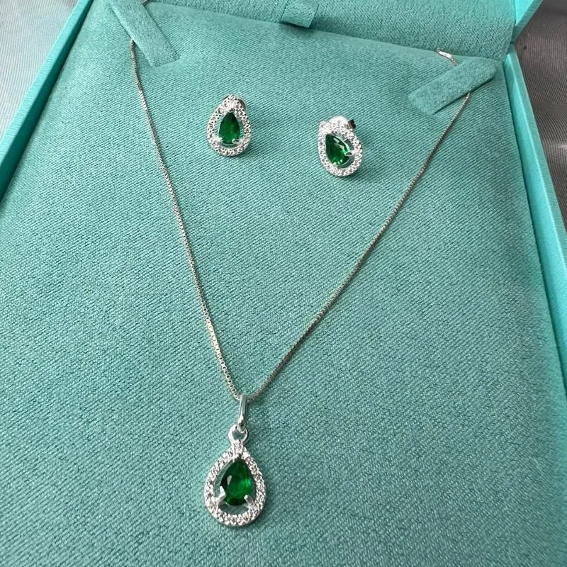 Conjunto Colar e Brincos Gota Verde Cravejado Zircônias - Prata 925