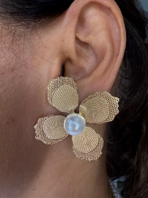 Brinco Flor 4 Pétalas e Pérola - Banhado em Ouro 18k