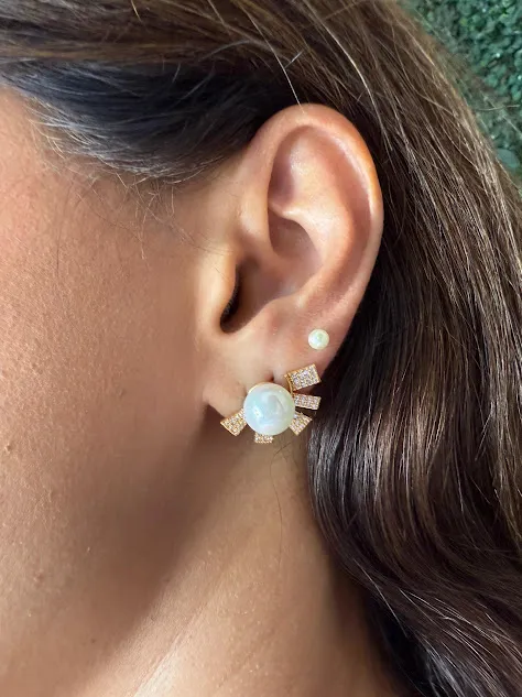 Brinco com Pérola e Detalhes com Cravejados Zircônias - Banhado a Ouro 18k