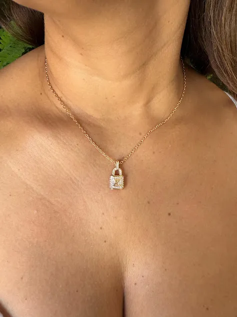 Colar Inspiração Joia Pingente Cadeado Cravejado Zircônias - Banhado em Ouro 18k