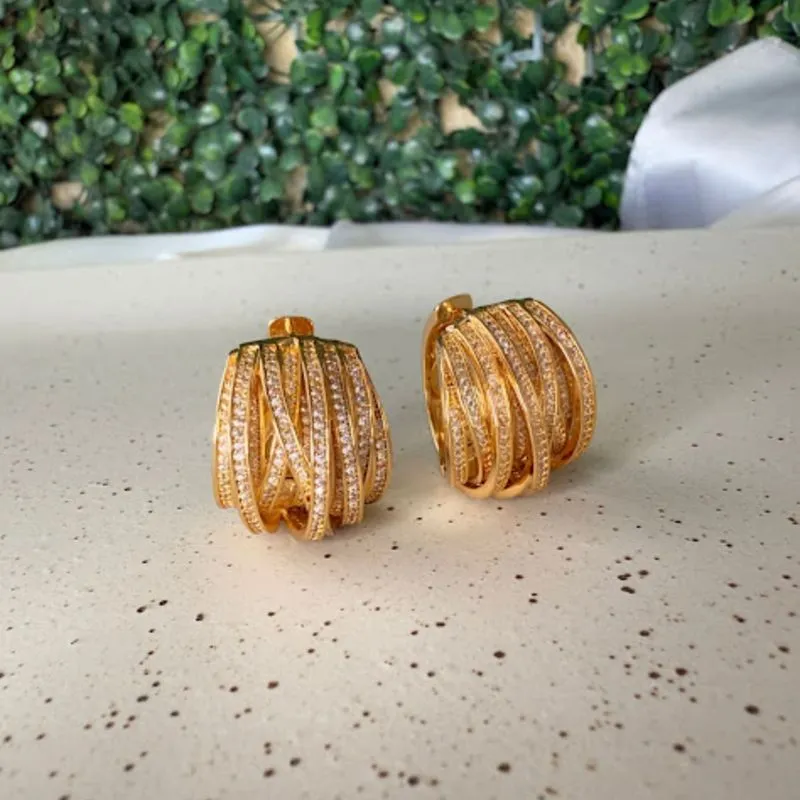 Brinco Argola Linhas Entrelaçadas e Microcravejadas - Banhado a Ouro 18k