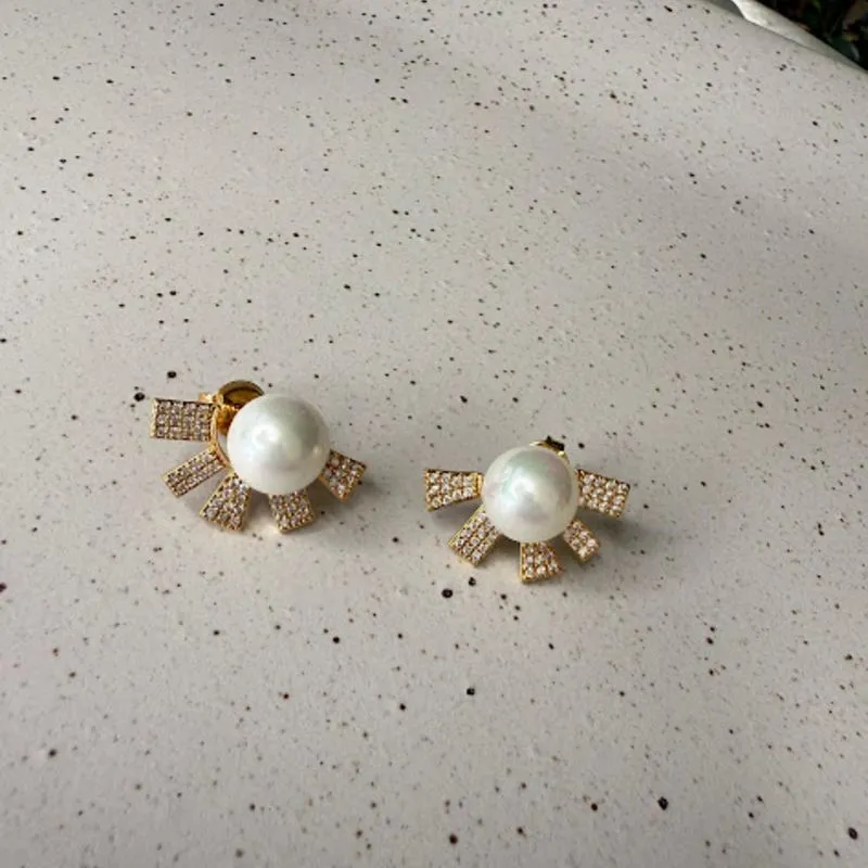 Brinco com Pérola e Detalhes com Cravejados Zircônias - Banhado a Ouro 18k