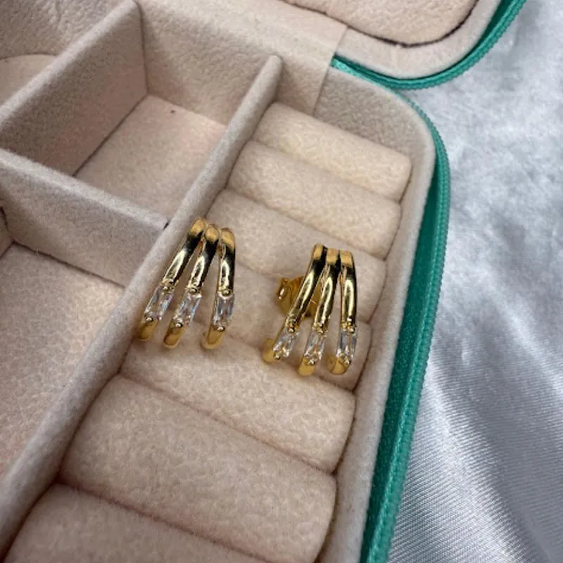 Brinco Ear Hook com detalhes Microzircônias - Banhado a Ouro 18k