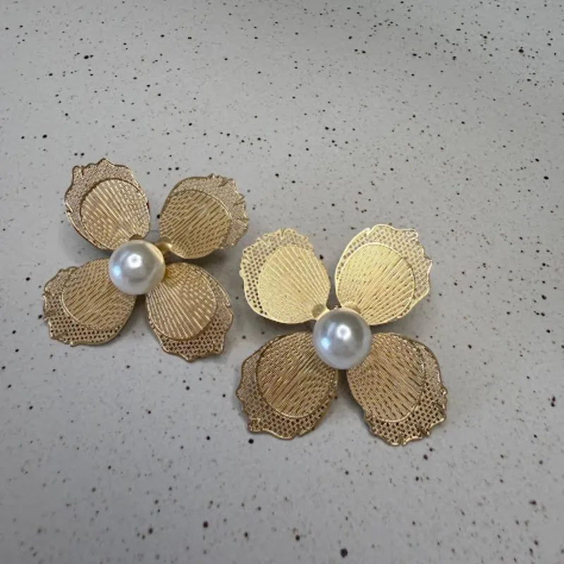 Brinco Flor 4 Pétalas e Pérola - Banhado em Ouro 18k