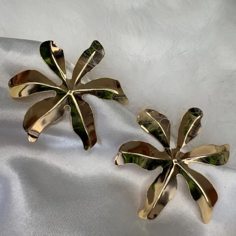 Brinco Flor Grande Lisa - Banhado a Ouro 18k