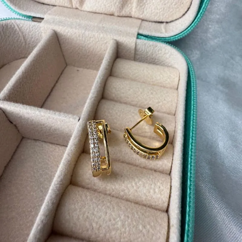 Brinco Meia Argola com Cravejado - Banhado a Ouro 18k