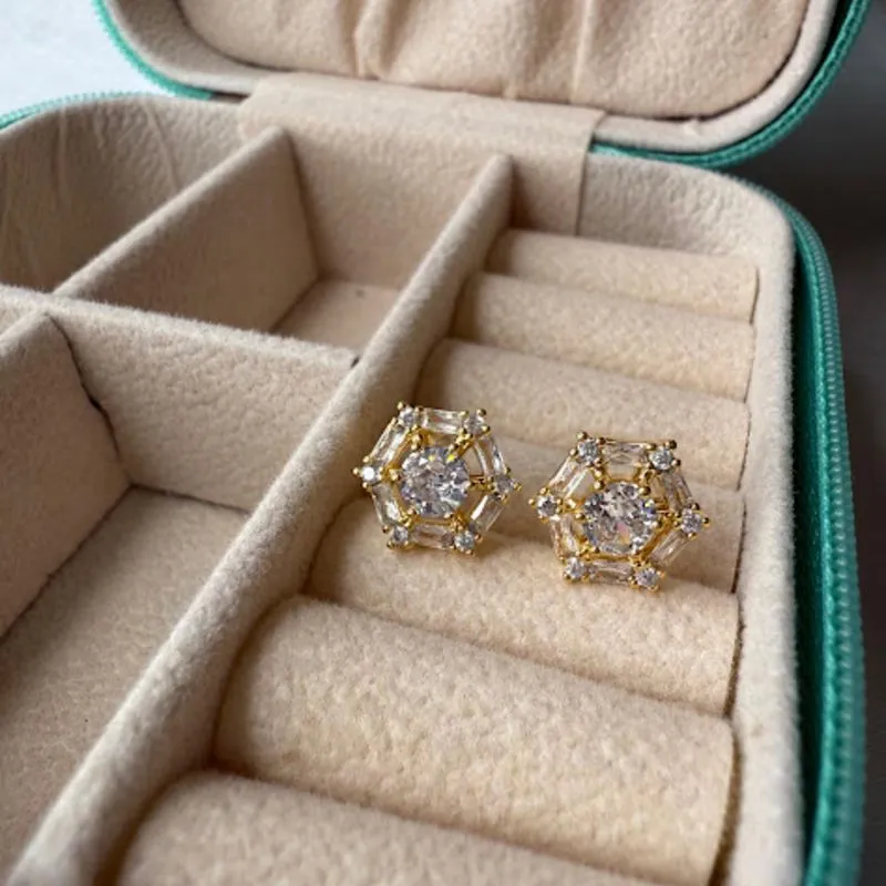 Brinco Ponto de Luz Cravejado Baguete - Banhado a Ouro 18k