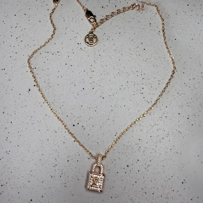 Colar Inspiração Joia Pingente Cadeado Cravejado Zircônias - Banhado em Ouro 18k