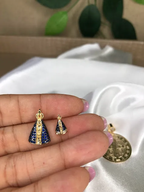 Colar Pingente Pequeno N.Sra. Aparecida Zircônias Coloridas - Banhado a Ouro 18K