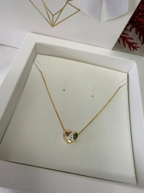 Colar com Pingente Letra Cravejada no Coração - Banhado a Ouro 18K