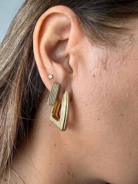 Brinco Argola Grande Triângulo Textura - Banhado a Ouro 18K