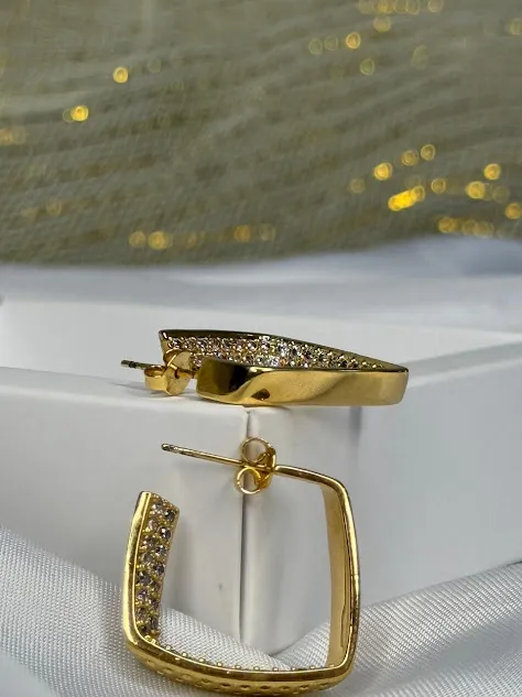 Brinco Semi Argola Quadrada Cravejada Interna Zircônias - Banhado a Ouro 18K