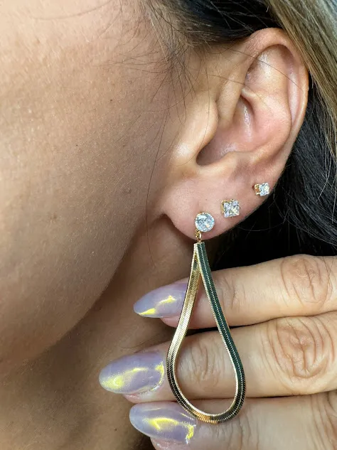Brinco Gota Fita com Ponto de Luz de Zircônia - Banhado a Ouro 18K