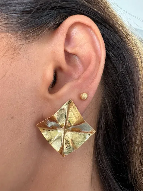 Brinco Quadrado Martelado - Banhado a Ouro 18K