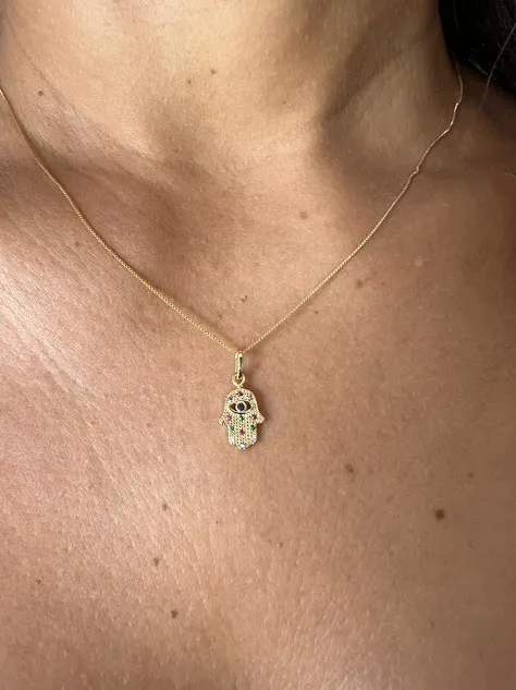 Colar Corrente Veneziana Mão De Fátima Com Zirconias Coloridas - Banhado a Ouro 18K