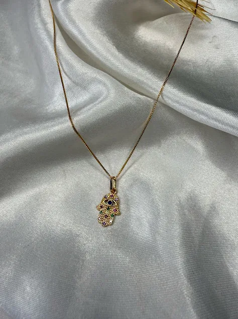 Colar Corrente Veneziana Mão De Fátima Com Zirconias Coloridas - Banhado a Ouro 18K
