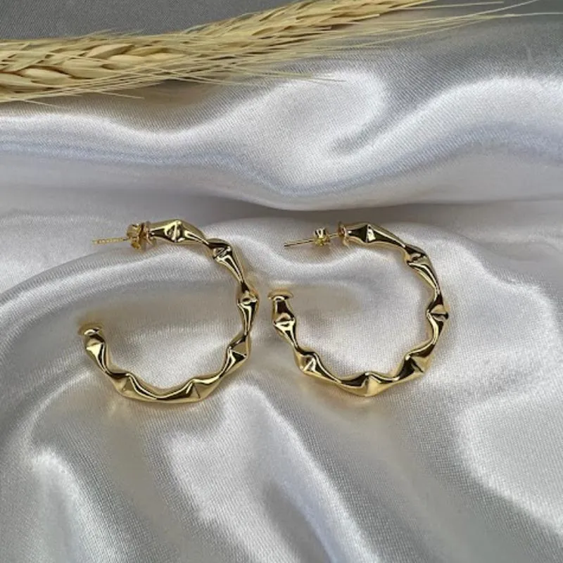 Brinco Argola Ondulada - Banhada a Ouro 18K