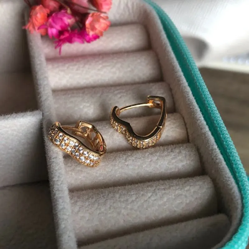 Brinco de Argolinha Coração Cravejado - Banhado a Ouro 18K